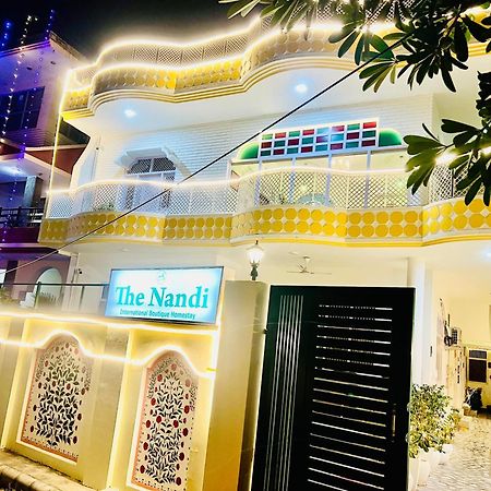 The Nandi International Boutique Homestay Варанаси Экстерьер фото