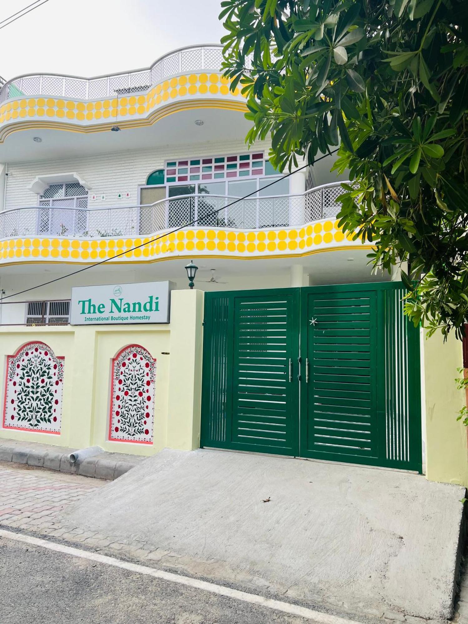 The Nandi International Boutique Homestay Варанаси Экстерьер фото