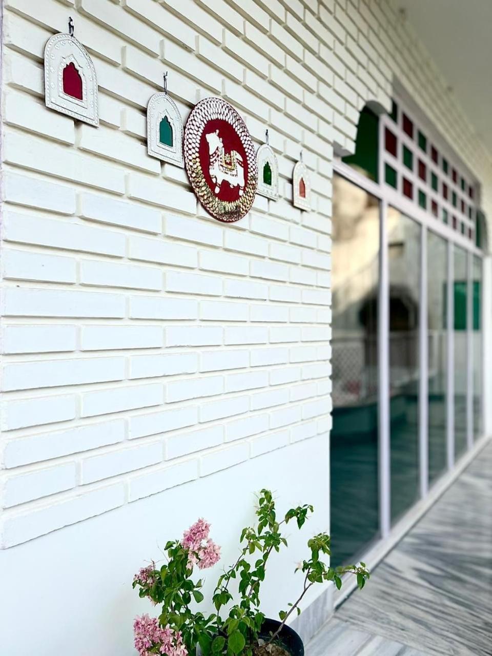 The Nandi International Boutique Homestay Варанаси Экстерьер фото