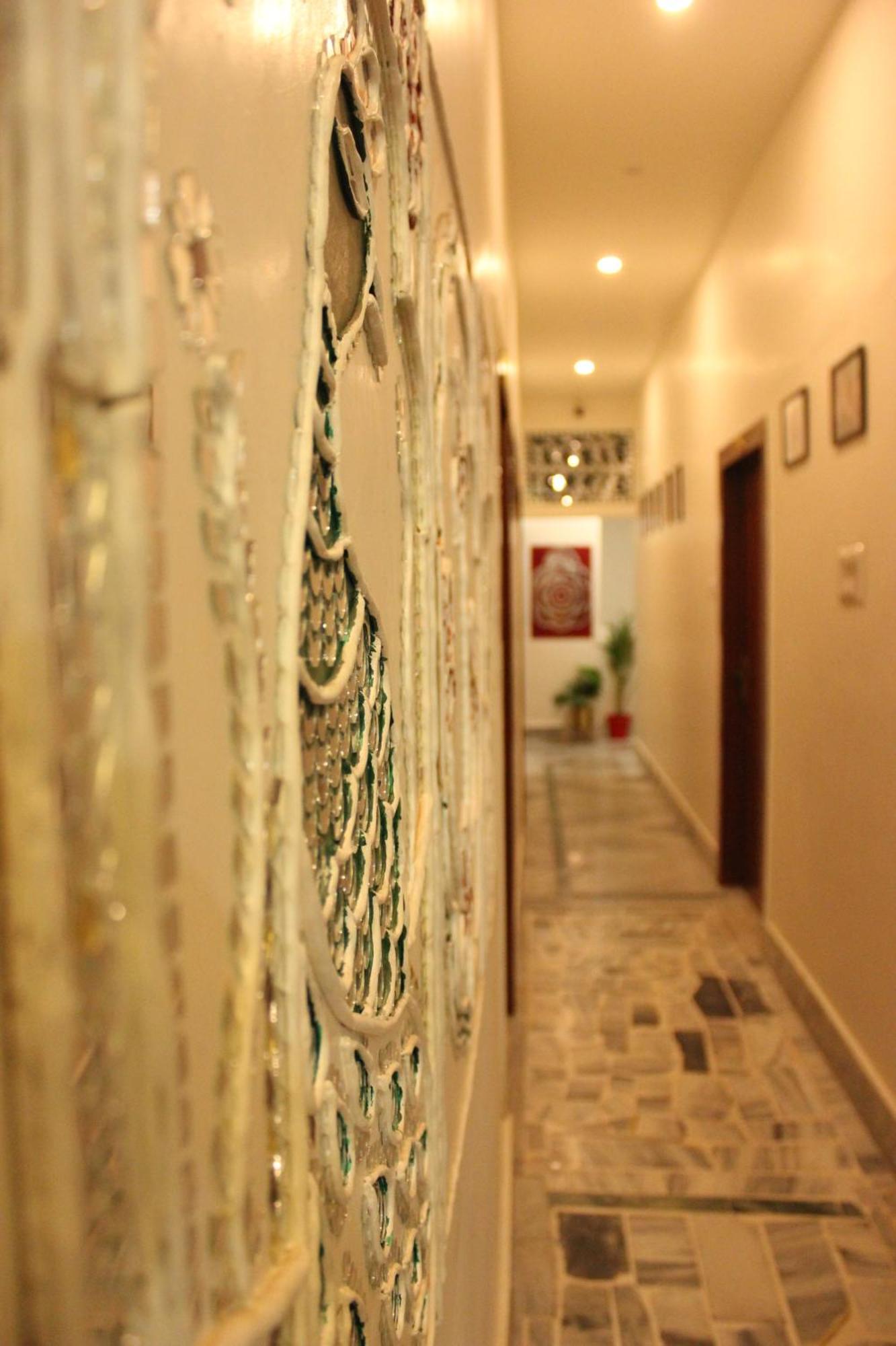 The Nandi International Boutique Homestay Варанаси Экстерьер фото