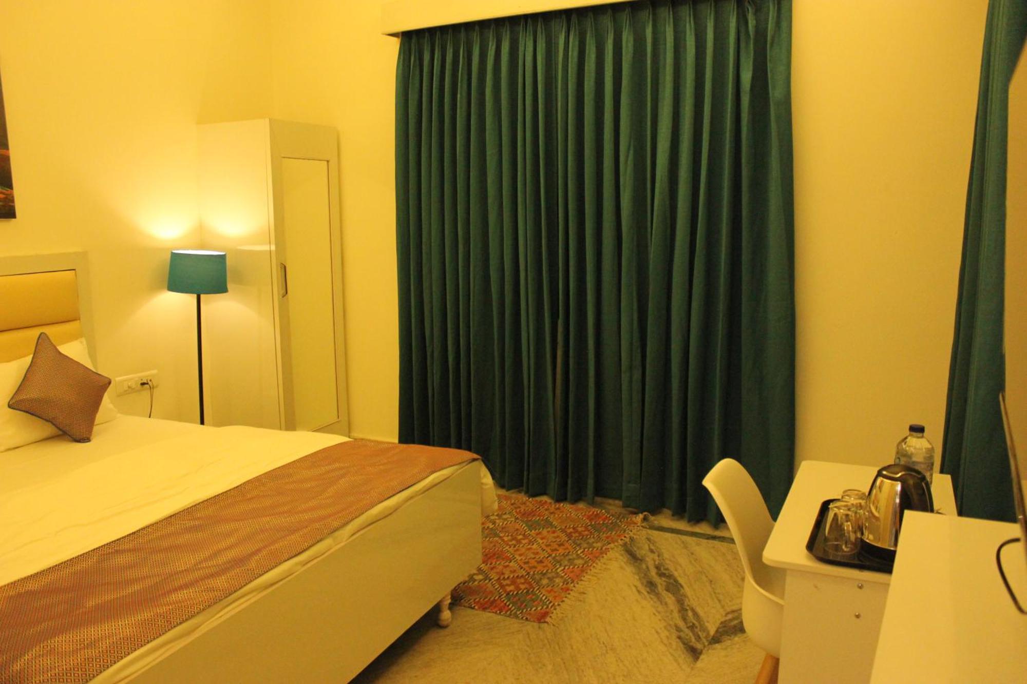 The Nandi International Boutique Homestay Варанаси Экстерьер фото