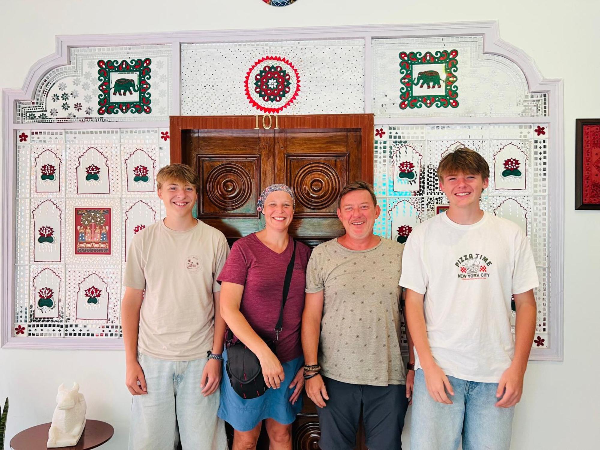 The Nandi International Boutique Homestay Варанаси Экстерьер фото