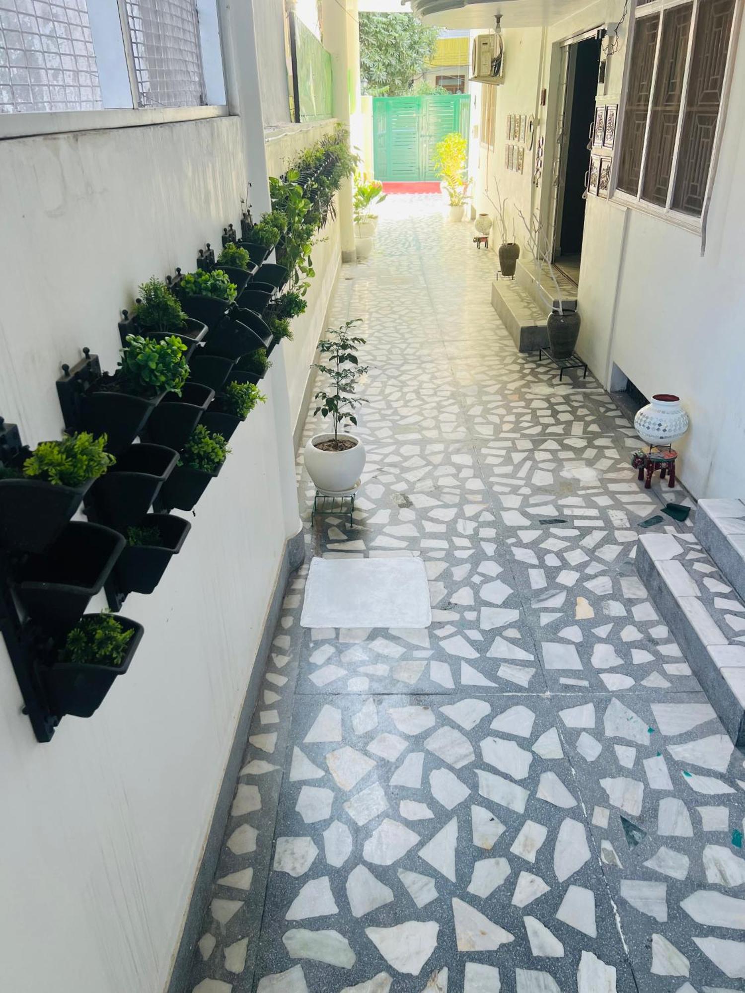 The Nandi International Boutique Homestay Варанаси Экстерьер фото